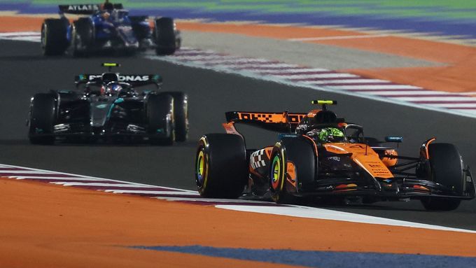 Lando Norris už je v tuto chvíli na trati VC Kataru před Andreou Antonellim.