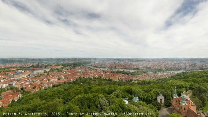 Originál fotografie byl sestaven z 2600 samostatných fotografií pořízených z Petřínské rozhledny. S celkovým rozlišením 33,8 gigapixelu se jedná o vůbec největší fotografii Prahy, jaká byla kdy pořízena.