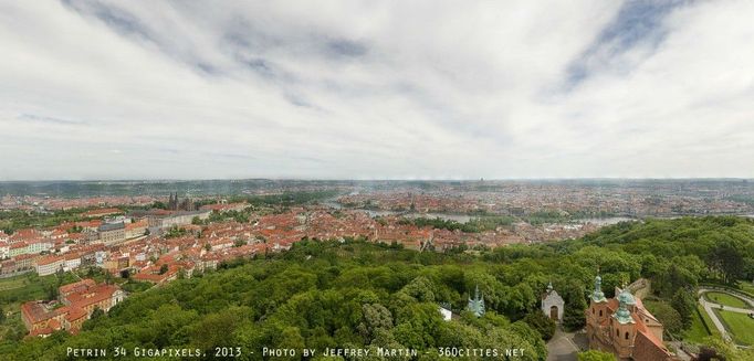 Originál fotografie byl sestaven z 2600 samostatných fotografií pořízených z Petřínské rozhledny. S celkovým rozlišením 33,8 gigapixelu se jedná o vůbec největší fotografii Prahy, jaká byla kdy pořízena.