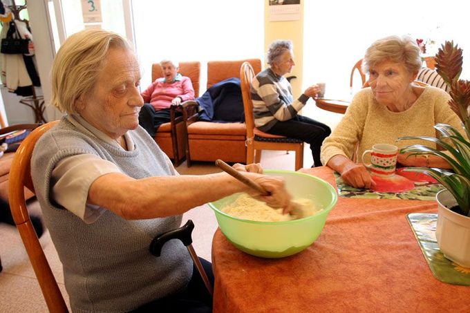 11. 3. - Průzkum: Polovina seniorů je v domovech zbytečně - Jen každý druhý obyvatel domovů pro seniory potřebuje každodenní péči. Ostatní se do "domovů důchodců" uchýlili z jiných důvodů.  Více informací naleznete ve článku zde