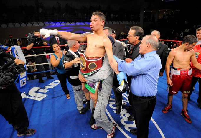 Portorický boxer Orlando Cruz v souboji s Mexičanem Jorge Pazosem během zápasu i mistra světa WBO NABO v muší váze.