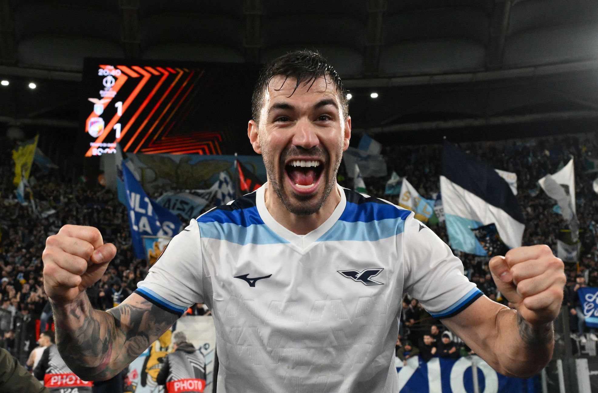 Alessio Romagnoli slaví postup po zápase EL Lazio - Viktora Plzeň