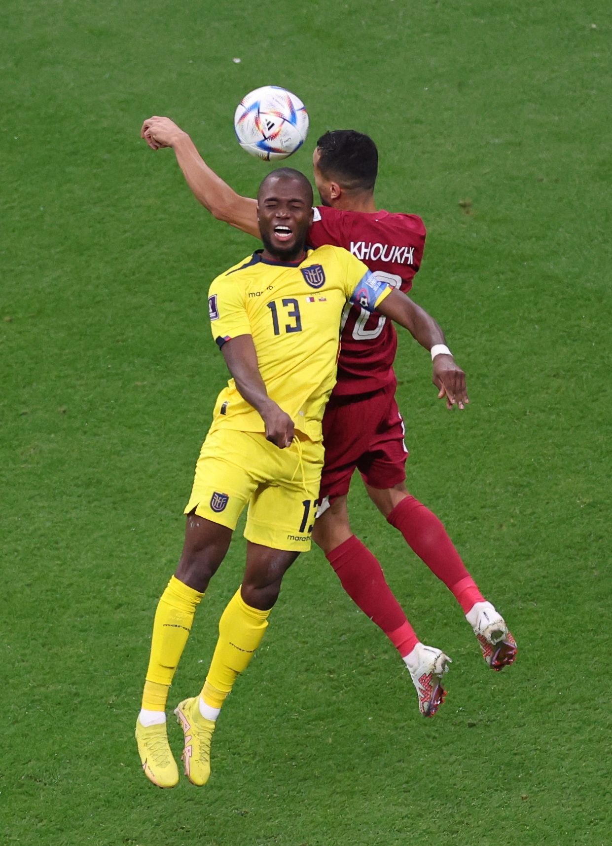 Enner Valencia a Búalim Chúchí v zápase MS 2022 Katar - Ekvádor