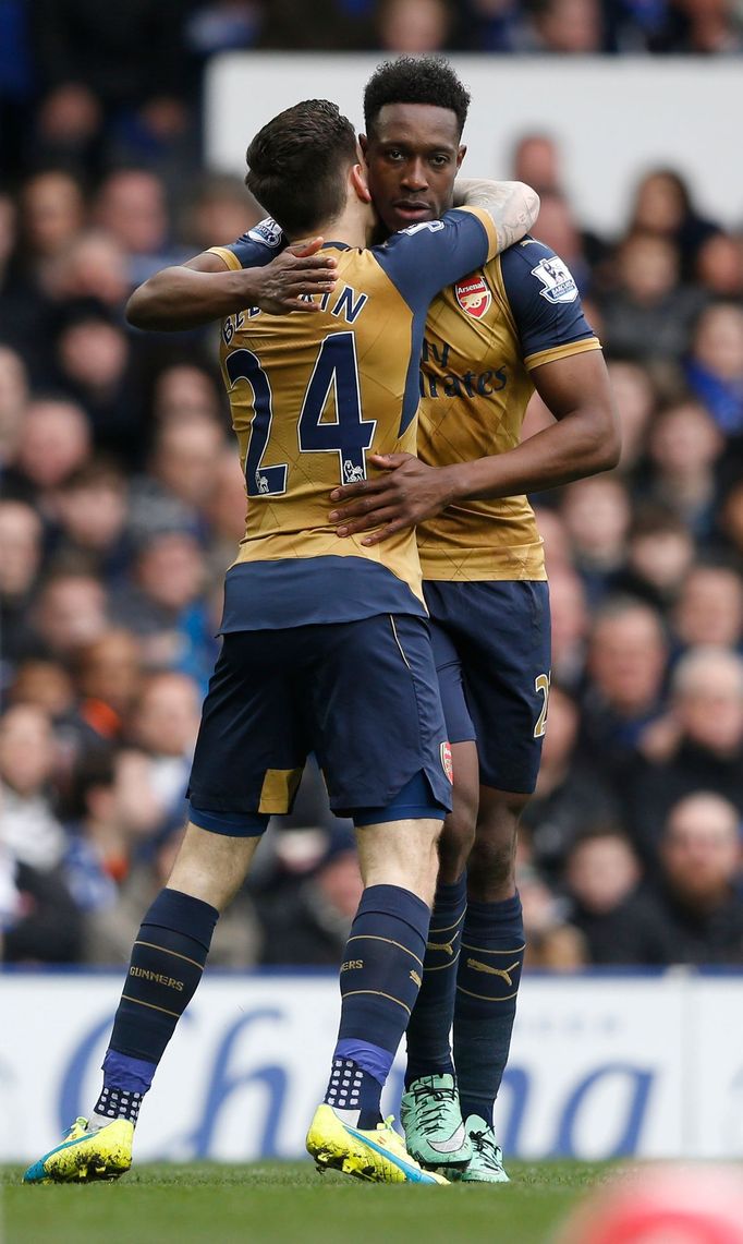 Danny Welbeck a Hector Bellerín slaví gól Arsenalu