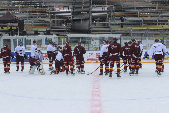 Pražská Sparta vyzkoušela dopoledne před zápasem s Kometou led na improvizovaném stadionu za Lužánkami.