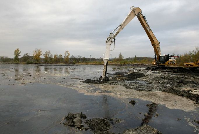 Prvním krokem zpracování ropných kalů je jejich zhuštění. K tomu pomáhá vápno vmíchávané do odpadů v laguně.