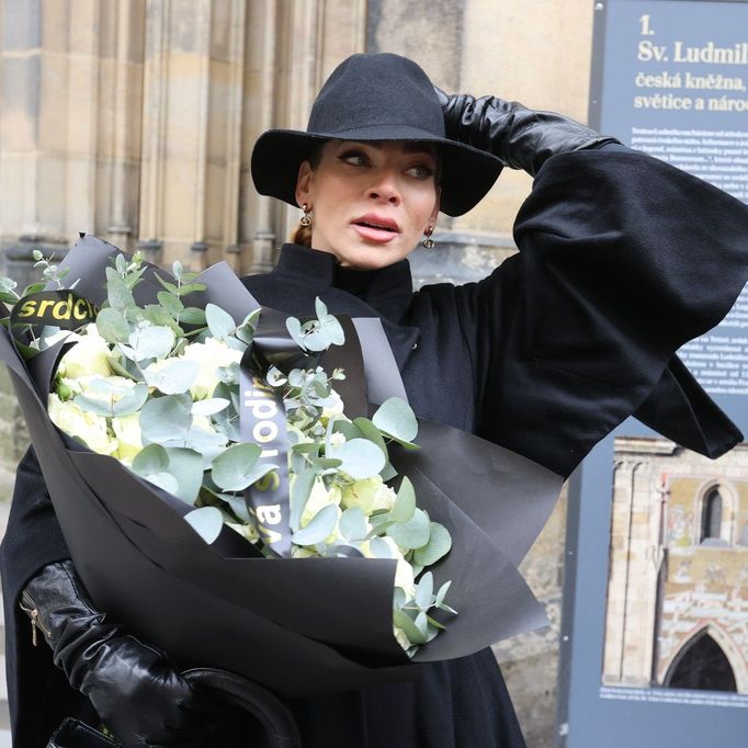 Na místě byli zástupci české i slovenské kultury. Na fotografii je herečka Andrea Verešová.