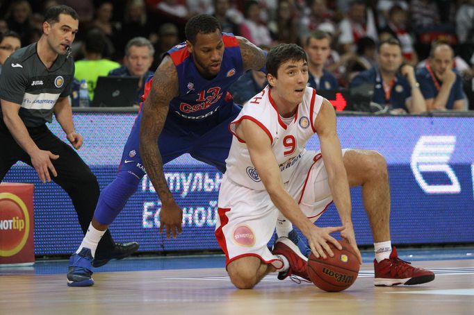 VTB liga, Nymburk - CSKA Moskva: Jiří Welsch - Sonny Weems