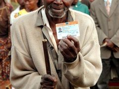 Volební průkaz ukazuje Buhendwa Cibugiri, osmaosmdesátiletý volič z vesnice Chombo, ležící nedaleko města Bukavu na východě Konga.