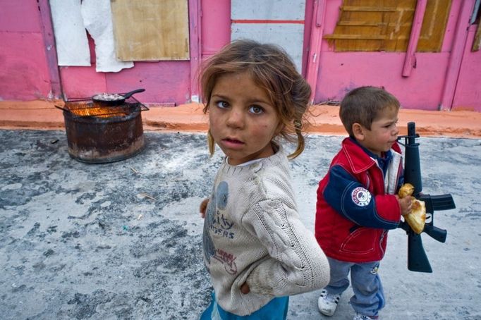 26 Titulek: Albanian gypsies face poverty in Greece Popis: October 22, 2011, Athens, Greece: October 22, 2011 - Athens, Greece:Gypsy children hold a piece of bread and a plastic gun, in front of a selfmade grill made by cut barrel and a pan to cook the food with. 800 Albanian gypsies live under extreme unhealthy conditions since 2000 in a township on an occupied, private property, only three km below Acropolis. Greek authorities are not able to transfer the gypsies to another legal land in order to gain access to clean water, sanitary and electricity- due to financial crisis. (Maro Kouri / Polaris). In October 2013, an unidentified girl, called "Maria," was found in a Greek gypsy camp and could be related to missing child cases. Over 8,000 calls about the girl from all over the world including the U.S. and Canada have been received inquiring about the child. The blond girl, approximately age 4, was found in a Roma gypsy settlement in central Greece. DNA tests proved that she was not related to the 39-year-old man and 40-year-old woman who claimed to be her parents.