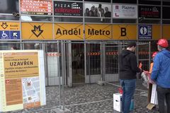 Výstup z metra na Andělu se znovu otevře. Při opravě zmizely sovětské eskalátory