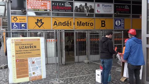 Tudy ne! V Praze uzavřeli nejfrekventovanější výstup z metra. Maminky nadávají