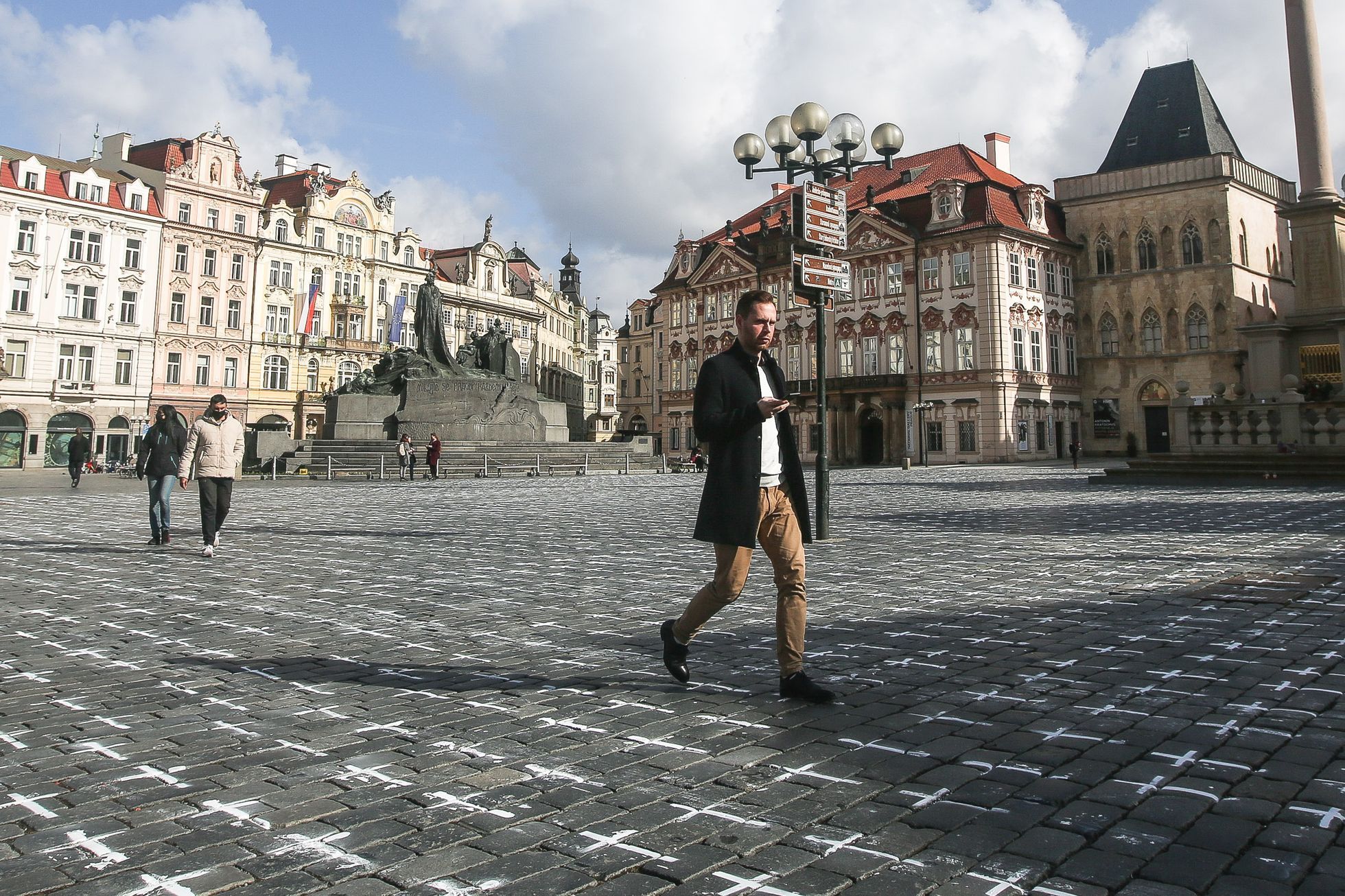 Staroměstské náměstí, kříže za oběti nemoci covid-19