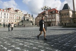 Kříže na českých náměstích symbolizují oběti covidu. Země je uctila i minutou ticha