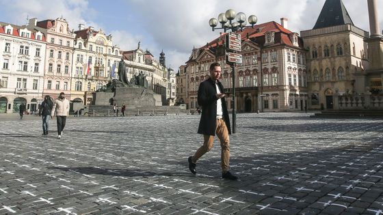 Na Staroměstském náměstí v Praze se v pondělí objevilo 25 tisíc křížů.