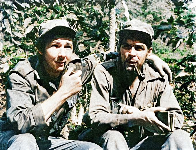 Raul Castro, mladší bratr kubánského vůdce Fidela Castra, objímá svého zástupce Ernesta "Che" Guevaru, 1958. Kolorováno