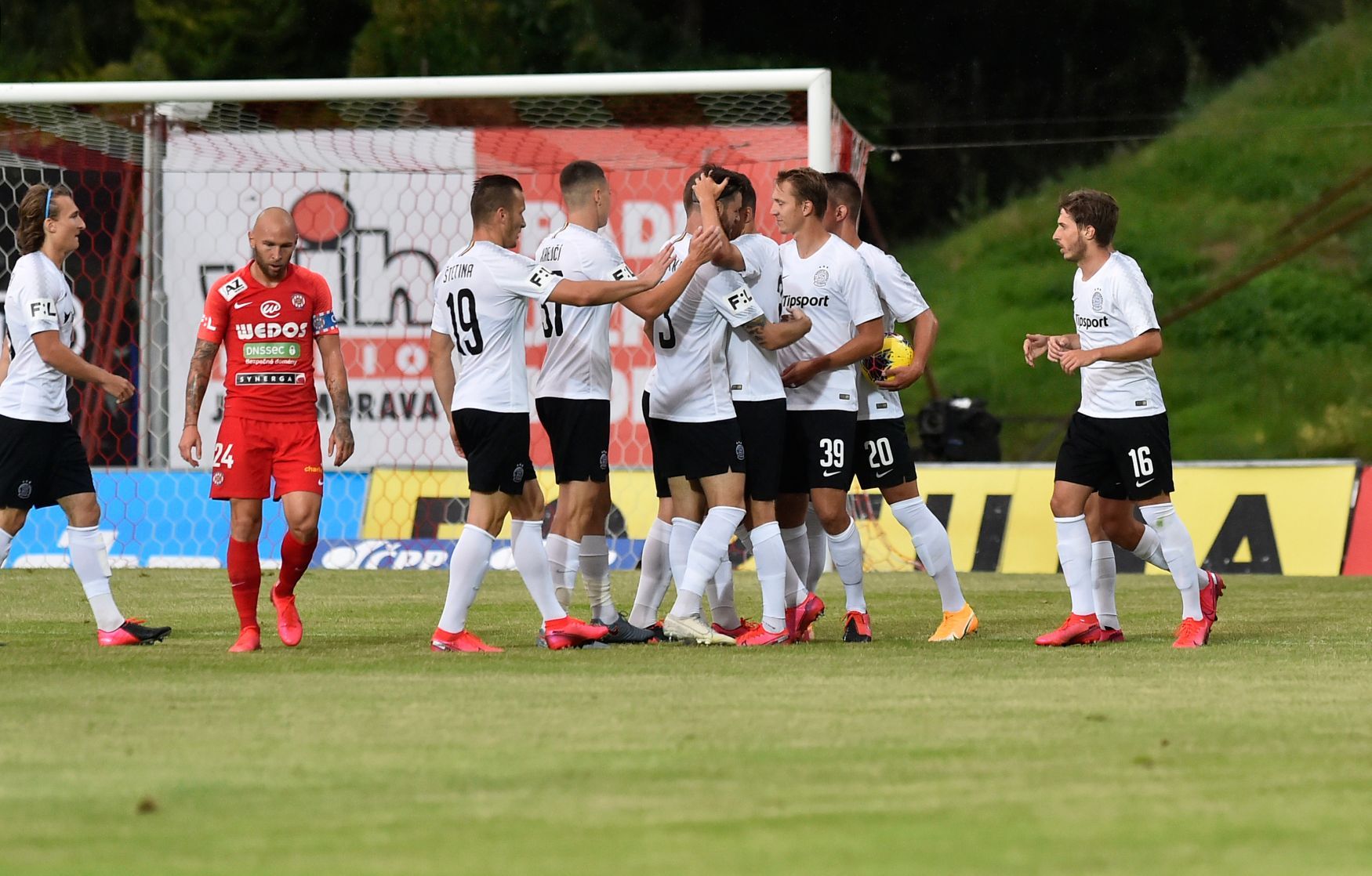 Hráči Sparty se radují z prvního gólu v síti Zbrojovky Brno