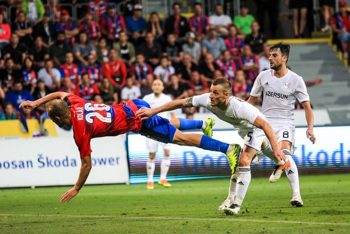 Viktoria Plzeň - FK Karabach, 3. předkolo Ligy mistrů 2016/17. Medvěděv přistrčil Koláře po zakončení.