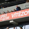 Osobnosti na zápase nadstavby Slavia - Plzeň: druhý zprava Karel Vágner