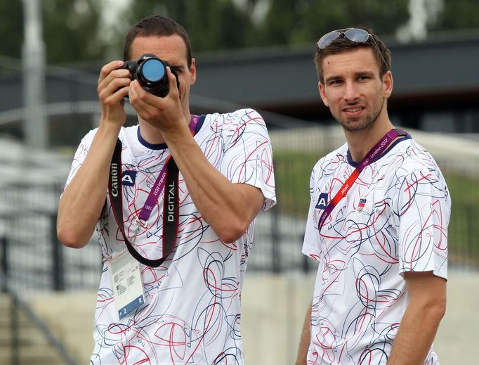 Čeští reprezentanti fandí kajakáři Vavřincovi Hradilkovi během stříbrného slalomu na OH 2012 v Londýně.