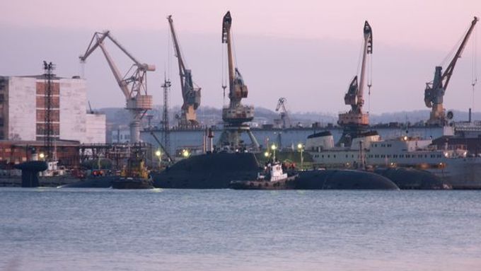 Ruská ponorka, na níž se nehoda odehrála, vyfotografovaná po návratu do přístavu Bolšoj Kaměň u Vladivostoku.