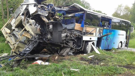 FOTO Vlak smetl autobus na přejezdu. Byli v něm jen dva lidé