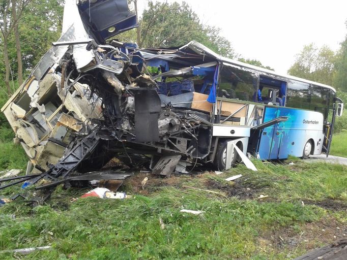 Nehoda autobusu a vlaku na přejezdu u Hluboké nad Vltavou.