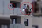 Video: Polka házela po hasičích talíře a nože. Poté skočila z balkonu