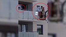 Video: Polka házela po hasičích talíře a nože. Poté skočila z balkonu