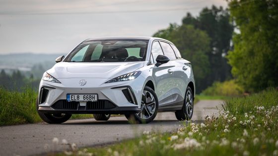 Rodinný elektromobil za cenu městské krabičky. MG4 zlevnilo na nevídanou částku
