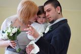 Náhodně vybraný pár do značné míry ilustruje typické české novomanžele - berou se až po šestileté známosti, s dcerkou v náručí, řeší hypotéku, nevěry, rozchody...