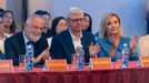 Mezi hosty se objevil také současný velvyslanec ve Vietnamu, Hynek Kmoníček (úplně nalevo).