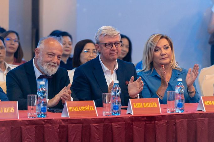 Mezi hosty se objevil také současný velvyslanec ve Vietnamu, Hynek Kmoníček (úplně nalevo).
