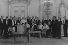 Kontrolní projekce novoročního koncertu České filharmonie v roce 1983. Fotografie pochází z archivu ČF.