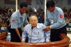Ministr zahraničí Rudých Khmerů stanul před soudem