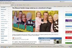 Americká rodina v šoku - její fotka na reklamě v Praze