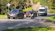 Předjíždění kolony aut navzdory plné čáře, navíc v místě přechodu pro chodce. Přestupek, který je v Praze k vidění dnes a denně.