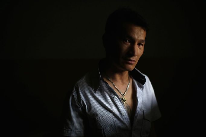 Dorjbold, a member of the Mongolian neo-Nazi group Tsagaan Khass, poses for a portrait at the group's headquarters in Ulan Bator June 23, 2013. The group has rebranded itself as an environmentalist organisation fighting pollution by foreign-owned mines, seeking legitimacy as it sends Swastika-wearing members to check mining permits. Over the past years, ultra-nationalist groups have expanded in the country and among those garnering attention is Tsagaan Khass, which has recently shifted its focus from activities such as attacks on women it accuses of consorting with foreign men to environmental issues, with the stated goal of protecting Mongolia from foreign mining interests. This ultra-nationalist group was founded in the 1990s and currently has 100-plus members. Picture taken June 23, 2013. REUTERS/Carlos Barria (MONGOLIA - Tags: SOCIETY POLITICS) ATTENTION EDITORS: PICTURE 04 OF 25 FOR PACKAGE 'MONGOLIA'S ENVIRONMENTAL NEO-NAZIS'. TO FIND ALL IMAGES SEARCH 'TSAGAAN KHASS' Published: Čec. 2, 2013, 9:57 dop.