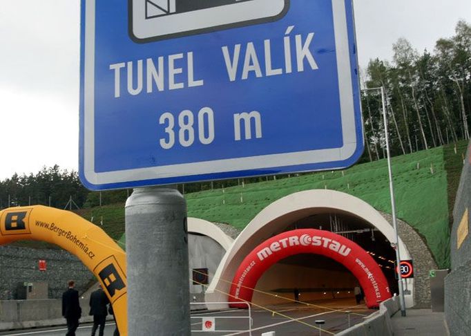 To je on! První dálniční tunel. Vede vrchem Valík u Plzně.