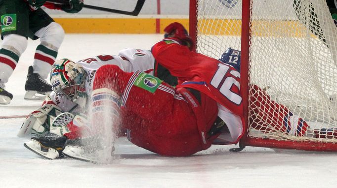 Hokej, KHL, Lev Praha - Kazaň: Jiří Novotný (12) - Konstantin Barulin