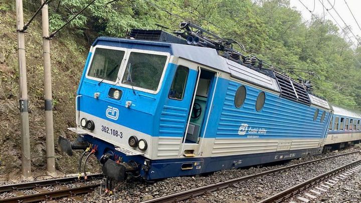 Rychlík u Karlštejna vykolejil a narazil do spadlé skály, pět lidí se zranilo; Zdroj foto: Zdravotnická záchranná služba Středočeského kraje