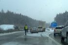 Silnice v Česku přikryl nový sníh, mnohde namrzají
