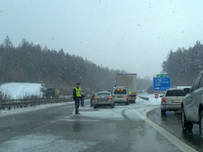 "Uzavřená dálnice na 290 km, provoz je odkloněn na obec Dolní Skoky," hlásí čtenář Ondřej Kořínek