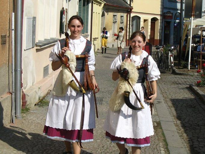 Symbolem Strakonic sice je Švanda dudák, nicméně ve zdejším folklorním souboru Prácheňáček hrají na dudy ženy...