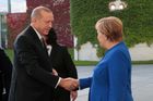 Vnuci nacismu a nepřátelé Turecka? Erdogana v Německu přivítala vyostřená atmosféra