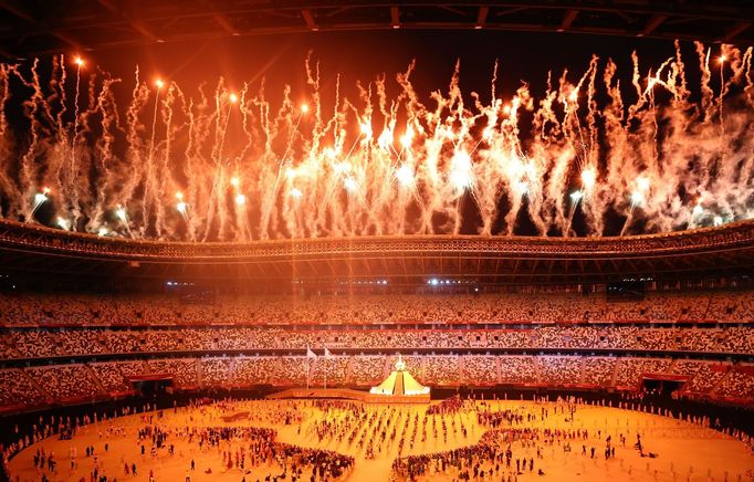 Ohňostroje na závěr slavnostního zahájení olympiády v Tokiu 2020