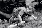 Josef Koudelka a Nicola, Valle di Lanzo, Itálie, 1999. Koudelka prý „učil Nicolu, jak se má prát s kluky“. Autorem fotografie je Cristina Marinelliová.