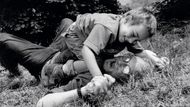 Josef Koudelka a Nicola, Valle di Lanzo, Itálie, 1999. Koudelka prý „učil Nicolu, jak se má prát s kluky“. Autorem fotografie je Cristina Marinelliová.