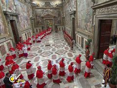 Kardinálové vstupují do Sixtinské kaple, kde bude zasedat konkláve.