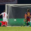 Evropský superpohár, Barcelona-Sevilla: Kevin Gameiro (vlevo) dává penaltu na 4:3